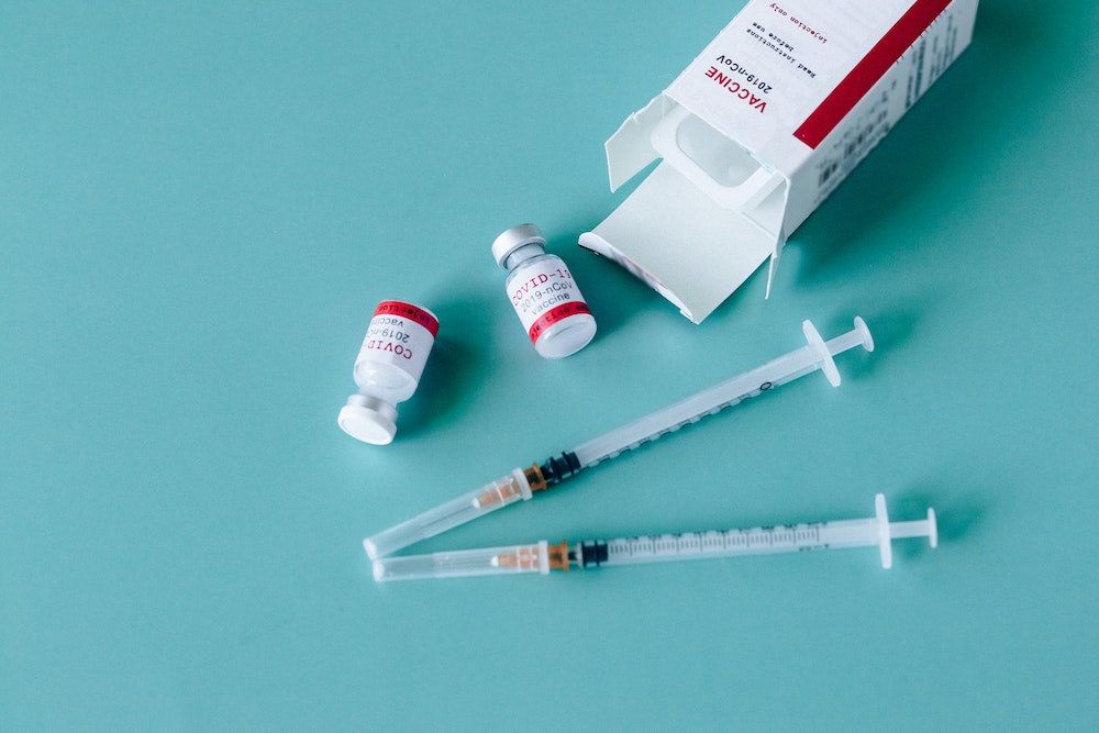Corona-Impfstoffe gegen neue Omikron-Varianten verfügbar